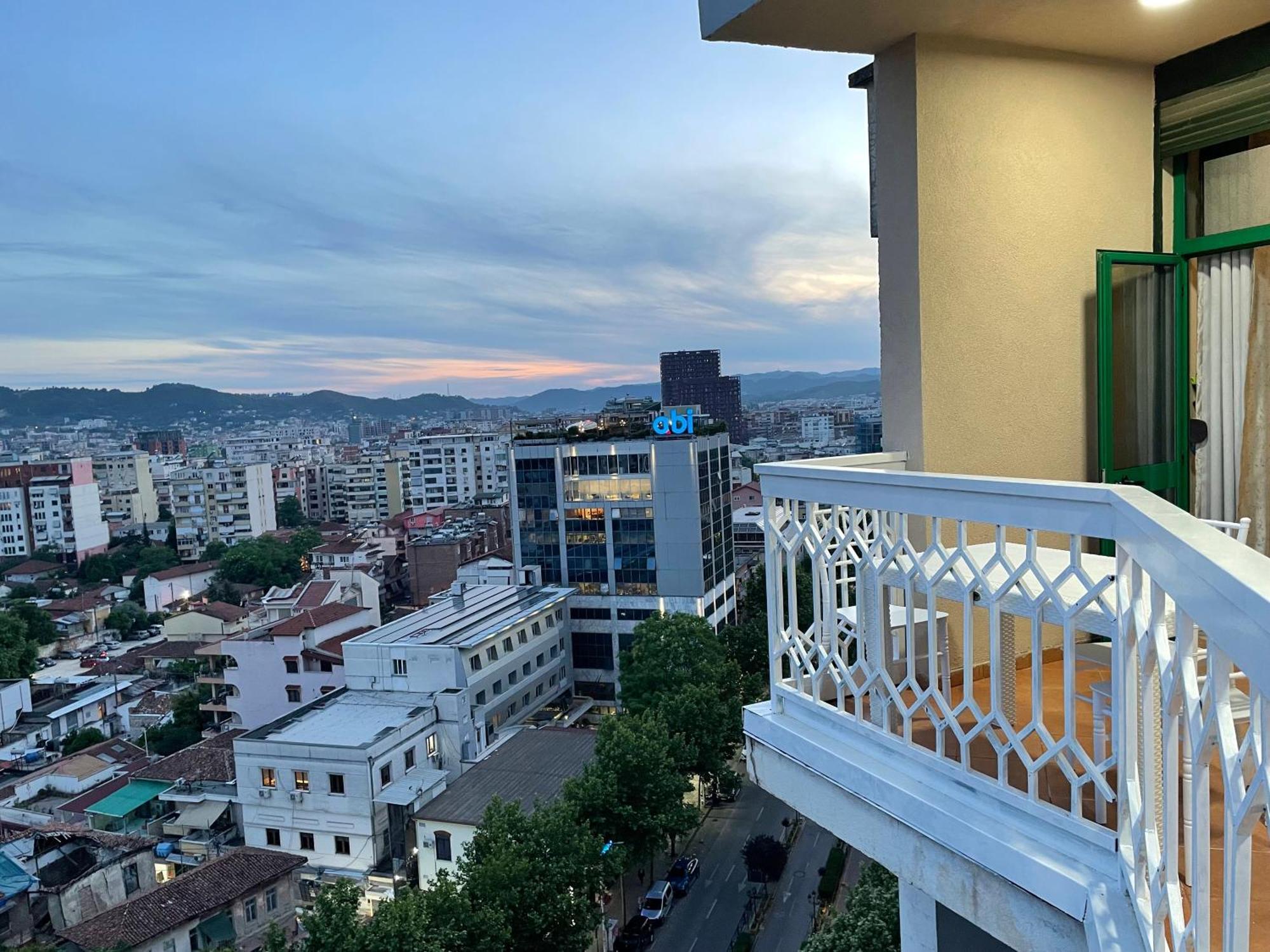 Sun Tower Luxury Suite-View From Of Tirana Center Kültér fotó
